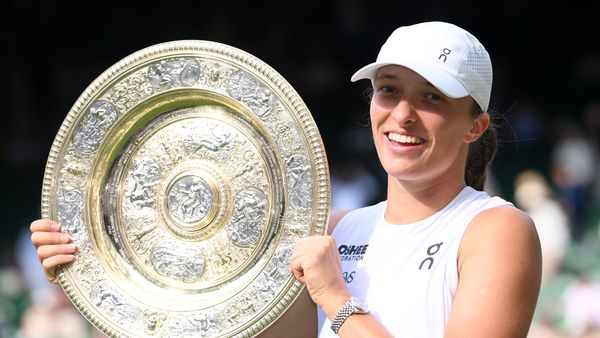 Iga Swiatek, 2025 Wimbledon trophy (Getty)