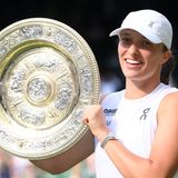 Iga Swiatek, 2025 Wimbledon trophy (Getty)